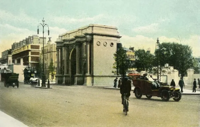 Framed Print : The Marble Arch, c1900s. Creator: Eyre & Spottiswoode Framed Print : The Marble Arch, c1900s. Creator: Eyre & Spottiswoode
