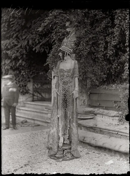 Framed Print : Marchesa Luisa Casati at Palazzo Venier dei Leoni, 1913. Creator: Fortuny y Madrazo, Mariano (1871-1949) Framed Print : Marchesa Luisa Casati at Palazzo Venier dei Leoni, 1913. Creator: Fortuny y Madrazo, Mariano (1871-1949)