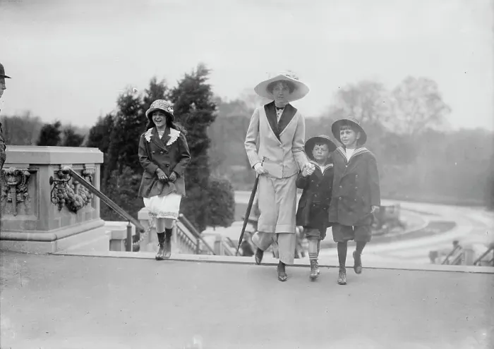 Framed Print : Margaret Schieffelin & Louise, Bayard & Elliot, between c1910 and c1915. Creator: Bain News Service