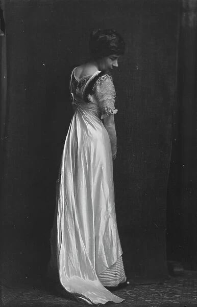 Marian Robinson, (Mrs. Bryant), portrait photograph, 1919 Nov. Creator: Arnold Genthe