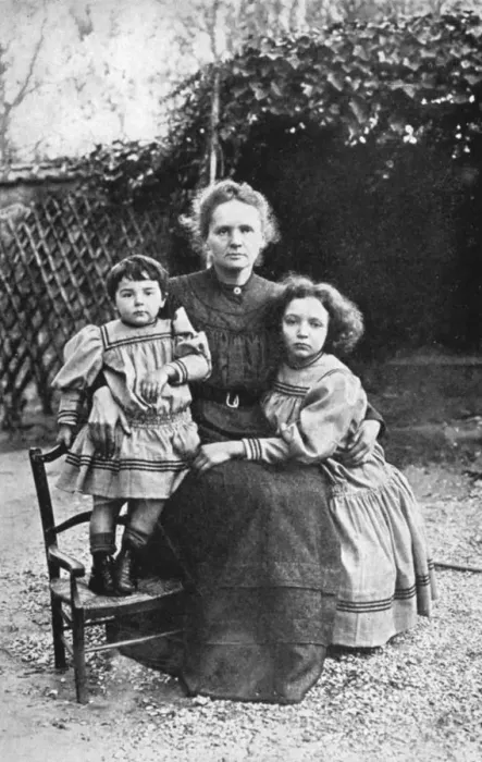 Framed Print : Marie Curie, Polish-born French physicist, with her daughters Eve and Irene, 1908 Framed Print : Marie Curie, Polish-born French physicist, with her daughters Eve and Irene, 1908