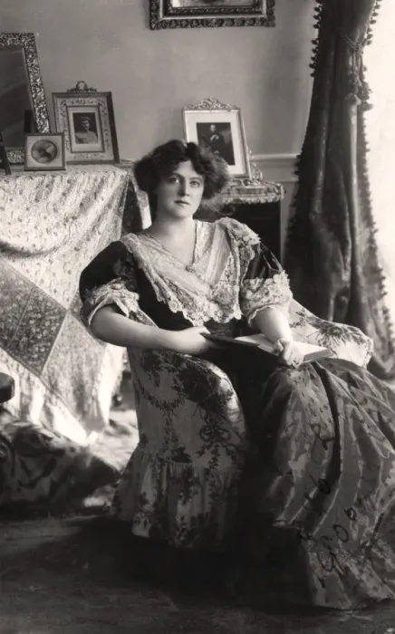 Framed Print : Marie Studholme (1875-1930), English actress, 1906. Artist: Foulsham and Banfield Framed Print : Marie Studholme (1875-1930), English actress, 1906. Artist: Foulsham and Banfield