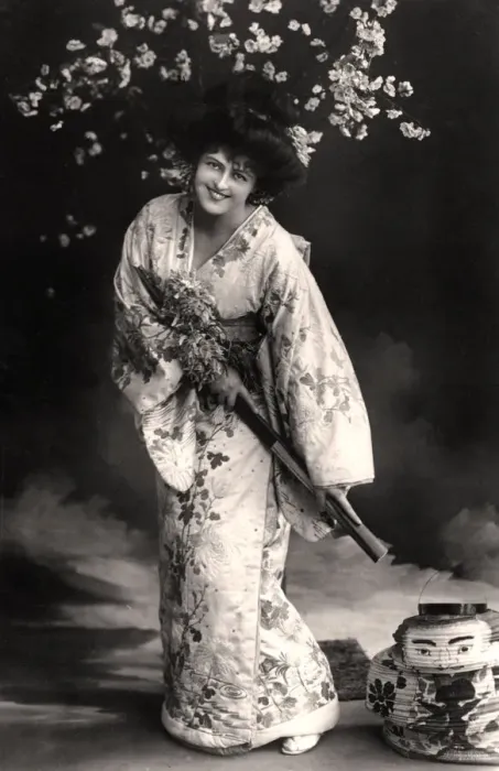 Framed Print : Marie Studholme (1875-1930), English actress, 20th century. Artist: Foulsham and Banfield Framed Print : Marie Studholme (1875-1930), English actress, 20th century. Artist: Foulsham and Banfield