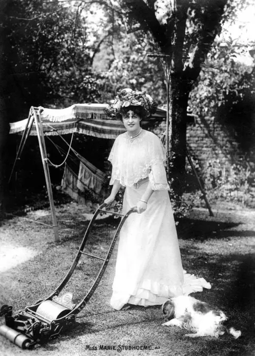 Framed Print : Marie Studholme (1875-1930), English actress, 1900s Framed Print : Marie Studholme (1875-1930), English actress, 1900s