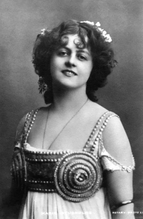Framed Print : Marie Studholme (1875-1930), English actress, 1900s Framed Print : Marie Studholme (1875-1930), English actress, 1900s