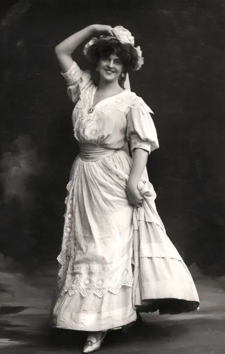 Framed Print : Marie Studholme (1875-1930), English actress, 1900s. Artist: Foulsham and Banfield Framed Print : Marie Studholme (1875-1930), English actress, 1900s. Artist: Foulsham and Banfield
