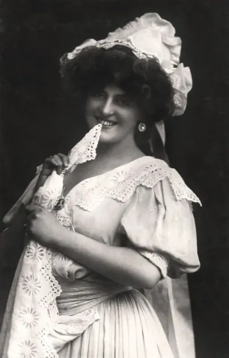 Framed Print : Marie Studholme (1875-1930), English actress, 1900s. Artist: Foulsham and Banfield Framed Print : Marie Studholme (1875-1930), English actress, 1900s. Artist: Foulsham and Banfield