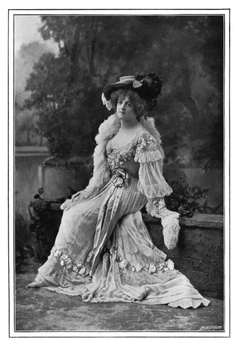 Framed Print : Marie Studholme, English theatre actress, 1901. Artist: Alfred Ellis & Walery Framed Print : Marie Studholme, English theatre actress, 1901. Artist: Alfred Ellis & Walery