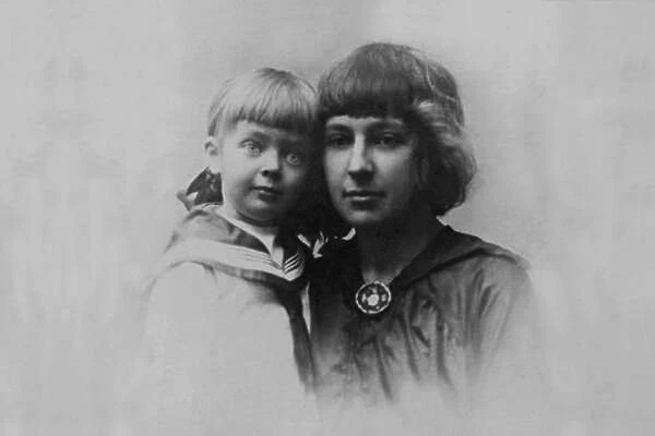 Marina Tsvetaeva with daughter Ariadne, 1916