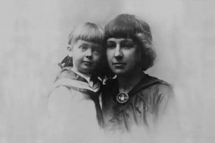 Framed Print : Marina Tsvetaeva with daughter Ariadne, 1916 Framed Print : Marina Tsvetaeva with daughter Ariadne, 1916