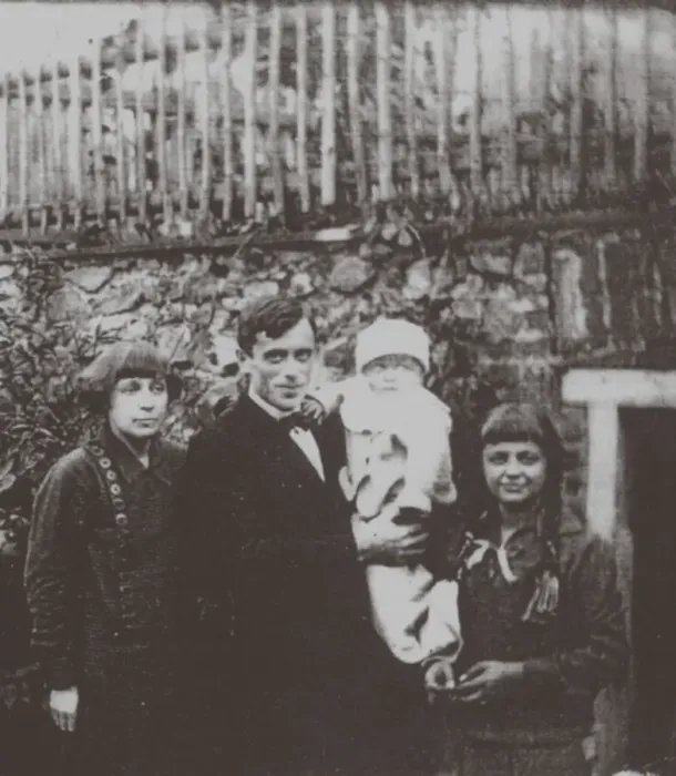 Framed Print : Marina Tsvetaeva with husband and children. Prague, 1925, 1925 Framed Print : Marina Tsvetaeva with husband and children. Prague, 1925, 1925