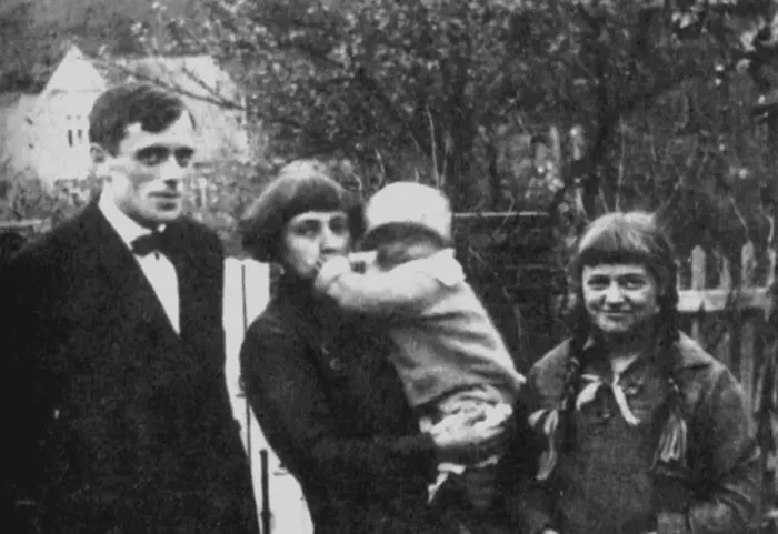 Framed Print : Marina Tsvetaeva with husband and children. Prague, 1925 Framed Print : Marina Tsvetaeva with husband and children. Prague, 1925