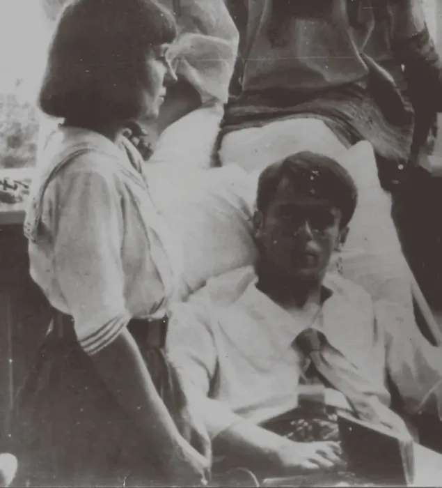 Framed Print : Marina Tsvetaeva with Sergey Efron at the Crimea, 1911 Framed Print : Marina Tsvetaeva with Sergey Efron at the Crimea, 1911