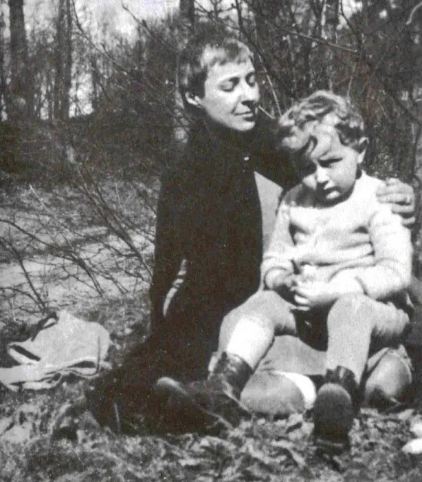 Framed Print : Marina Tsvetaeva with her son, 1928 Framed Print : Marina Tsvetaeva with her son, 1928