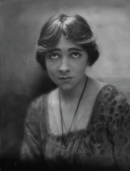 Marinoff, Fania, portrait photograph, 1913. Creator: Arnold Genthe