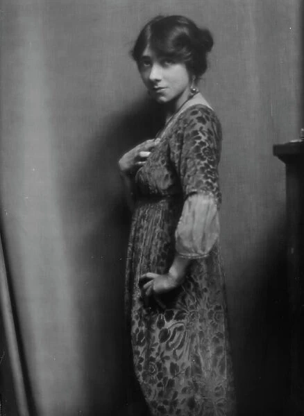 Marinoff, Fania, portrait photograph, 1913. Creator: Arnold Genthe