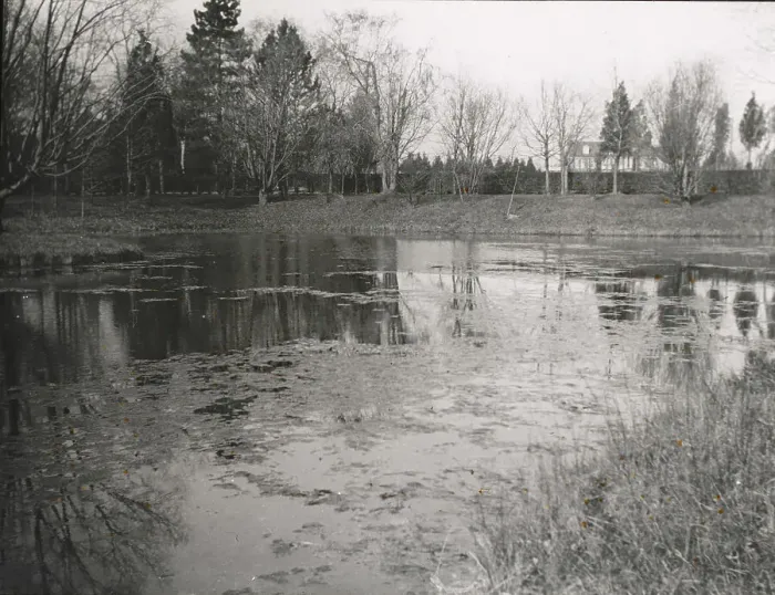 Framed Print : Marshfield, George Woodward Wickersham house, Cedarhurst, New York, 1914. Creator: Frances Benjamin Johnston. Marshfield, George Woodward Wickersham house, Cedarhurst, New York, 1914. Creator: Frances Benjamin Johnston
