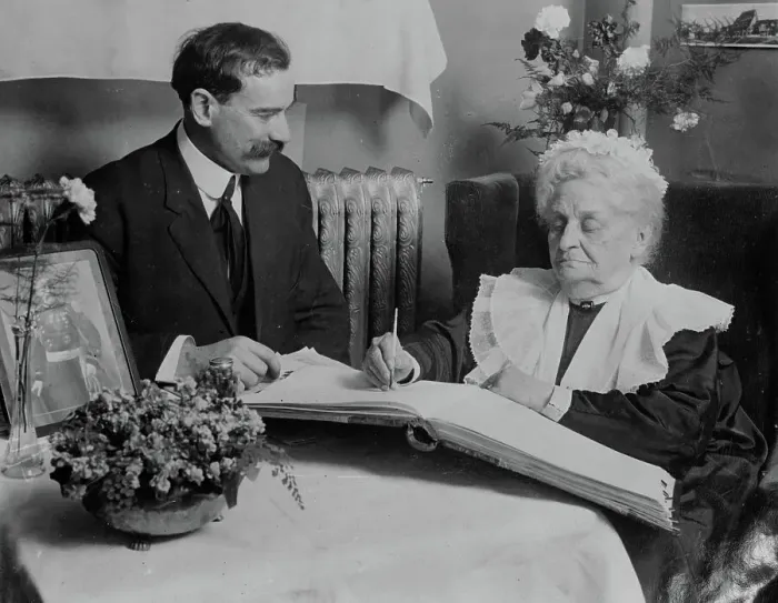 Framed Print : Mary Kennon Evans registers, between c1910 and c1915. Creator: Bain News Service Framed Print : Mary Kennon Evans registers, between c1910 and c1915. Creator: Bain News Service
