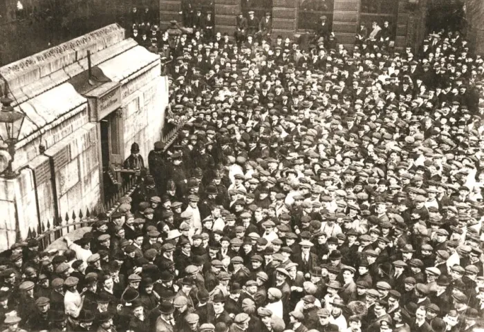 Framed Print : A mass of spectators at the Monument, London, 18 April 1913 Framed Print : A mass of spectators at the Monument, London, 18 April 1913