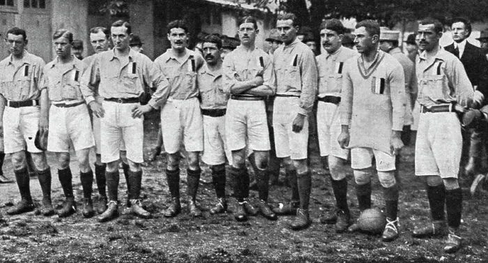 Framed Print : Un match militaire de football a Paris; L'equipe sportive du 20e corps, au velodrome du... 1916. Creator: Unknown Framed Print : Un match militaire de football a Paris; L'equipe sportive du 20e corps, au velodrome du... 1916. Creator: Unknown