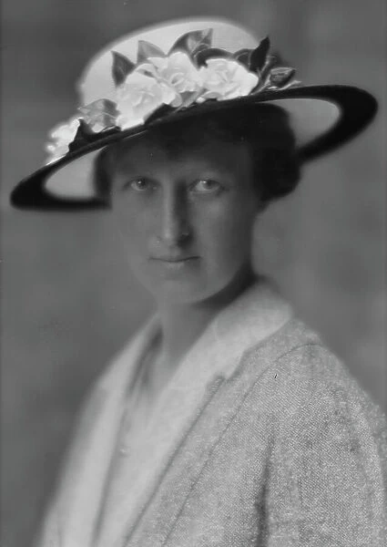 Mattison, N.D. Mrs. portrait photograph, 1914. Creator: Arnold Genthe