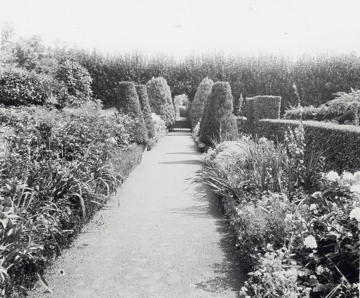 Framed Print : Maudesleigh, Frederick Strong Moseley house, Newburyport, Massachusetts, 1920. Creator: Frances Benjamin Johnston. Maudesleigh, Frederick Strong Moseley house, Newburyport, Massachusetts, 1920. Creator: Frances Benjamin Johnston Framed Print : Maudesleigh, Frederick Strong Moseley house, Newburyport, Massachusetts, 1920. Creator: Frances Benjamin Johnston. Maudesleigh, Frederick Strong Moseley house, Newburyport, Massachusetts, 1920. Creator: Frances Benjamin Johnston