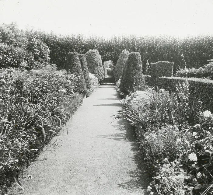 Framed Print : Maudesleigh, Frederick Strong Moseley house, Newburyport, Massachusetts, 1920. Creator: Frances Benjamin Johnston. Maudesleigh, Frederick Strong Moseley house, Newburyport, Massachusetts, 1920. Creator: Frances Benjamin Johnston Framed Print : Maudesleigh, Frederick Strong Moseley house, Newburyport, Massachusetts, 1920. Creator: Frances Benjamin Johnston. Maudesleigh, Frederick Strong Moseley house, Newburyport, Massachusetts, 1920. Creator: Frances Benjamin Johnston