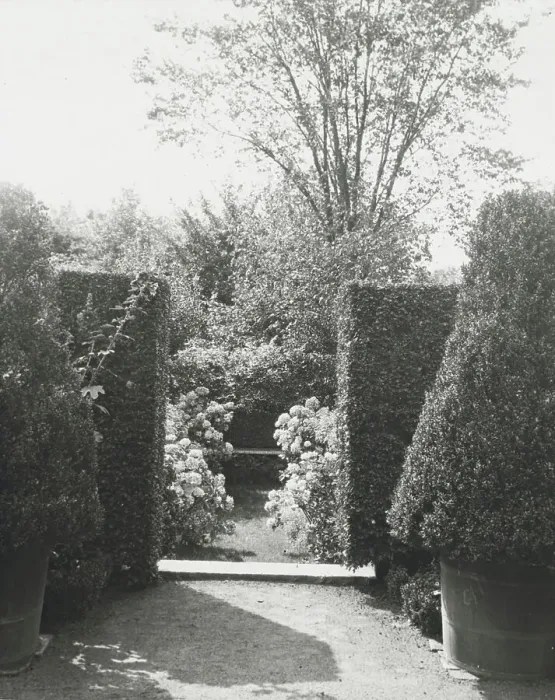 Framed Print : Maudesleigh, Frederick Strong Moseley house, Newburyport, Massachusetts, 1920. Creator: Frances Benjamin Johnston. Maudesleigh, Frederick Strong Moseley house, Newburyport, Massachusetts, 1920. Creator: Frances Benjamin Johnston Framed Print : Maudesleigh, Frederick Strong Moseley house, Newburyport, Massachusetts, 1920. Creator: Frances Benjamin Johnston. Maudesleigh, Frederick Strong Moseley house, Newburyport, Massachusetts, 1920. Creator: Frances Benjamin Johnston
