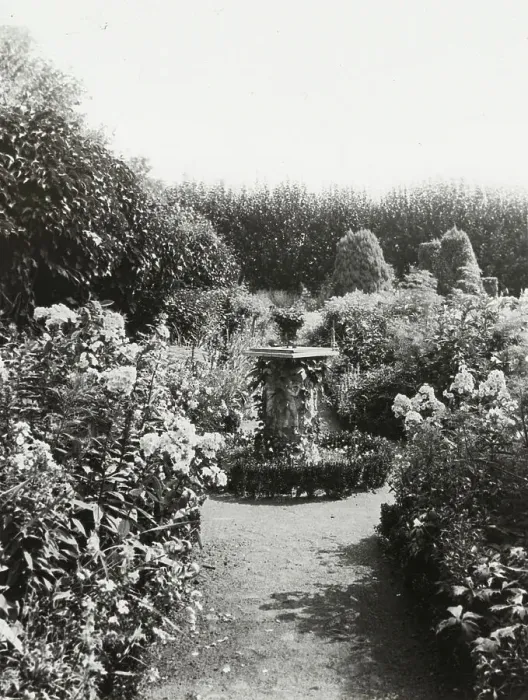 Framed Print : Maudesleigh, Frederick Strong Moseley house, Newburyport, Massachusetts, 1920. Creator: Frances Benjamin Johnston. Maudesleigh, Frederick Strong Moseley house, Newburyport, Massachusetts, 1920. Creator: Frances Benjamin Johnston Framed Print : Maudesleigh, Frederick Strong Moseley house, Newburyport, Massachusetts, 1920. Creator: Frances Benjamin Johnston. Maudesleigh, Frederick Strong Moseley house, Newburyport, Massachusetts, 1920. Creator: Frances Benjamin Johnston