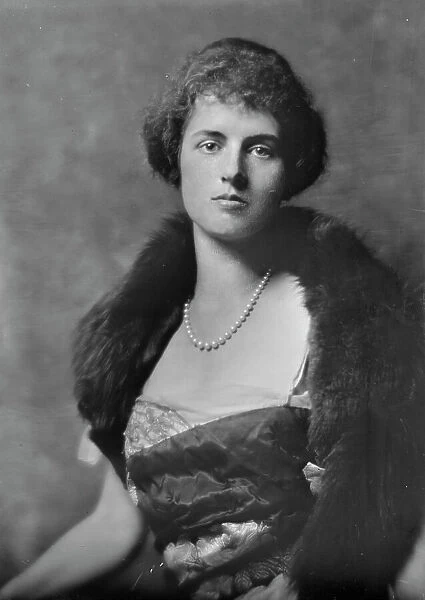 Maupin, J.G. Mrs. portrait photograph, 1917 Aug. 23. Creator: Arnold Genthe