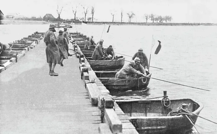 Framed Print : A Mayence et a Wiesbaden; le premier pont francais jete sur le Rhin, en avent de Mayence... 1918. Creator: Unknown Framed Print : A Mayence et a Wiesbaden; le premier pont francais jete sur le Rhin, en avent de Mayence... 1918. Creator: Unknown