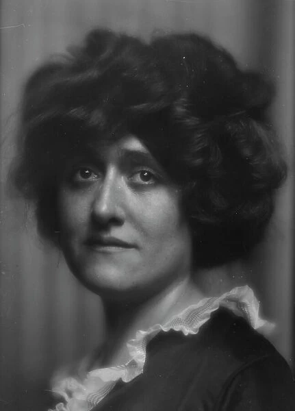 McGovern, Newton, Mrs. portrait photograph, 1913. Creator: Arnold Genthe