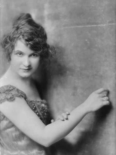McHenry, Frances, Miss, portrait photograph, 1914 Aug. 7. Creator: Arnold Genthe