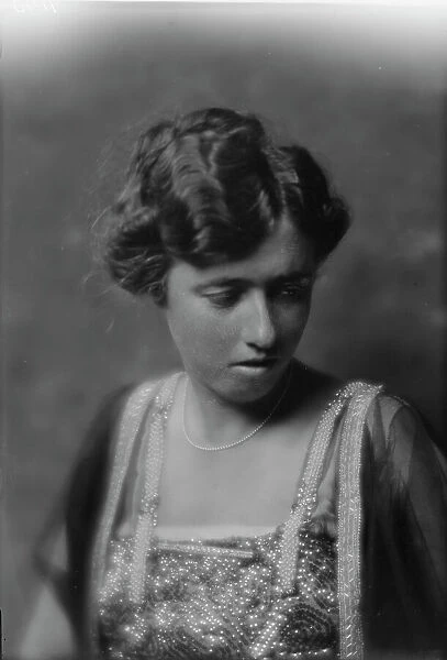 McIntosh, R.L. Miss, portrait photograph, 1915. Creator: Arnold Genthe