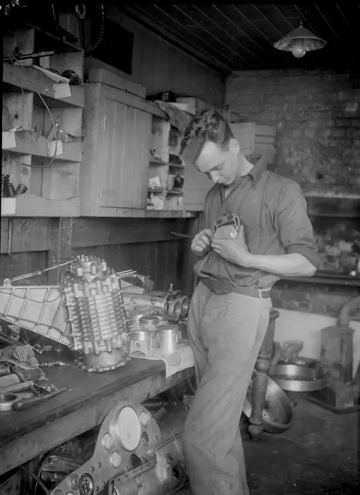 Framed Print : Mechanic working on Raymond Mays 2996 cc Vauxhall-Villiers. Artist: Bill Brunell Framed Print : Mechanic working on Raymond Mays 2996 cc Vauxhall-Villiers. Artist: Bill Brunell