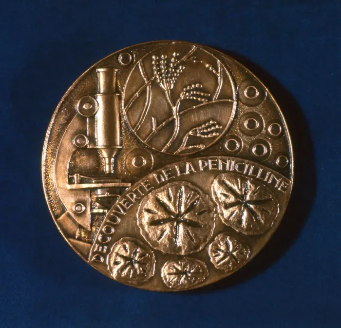 Framed Print : Medal commemorating the discovery of penicillin, 1945 Framed Print : Medal commemorating the discovery of penicillin, 1945