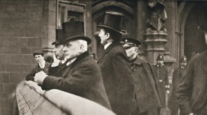 Framed Print : Members of both Houses watching suffragettes in Parliament Square, London, 30 June 1908 Framed Print : Members of both Houses watching suffragettes in Parliament Square, London, 30 June 1908