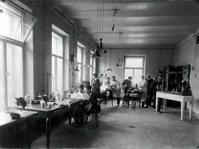 Framed Print : Ten members of staff studying and performing experiments on dogs in the Physiology... 1904. Creator: Unknown Framed Print : Ten members of staff studying and performing experiments on dogs in the Physiology... 1904. Creator: Unknown