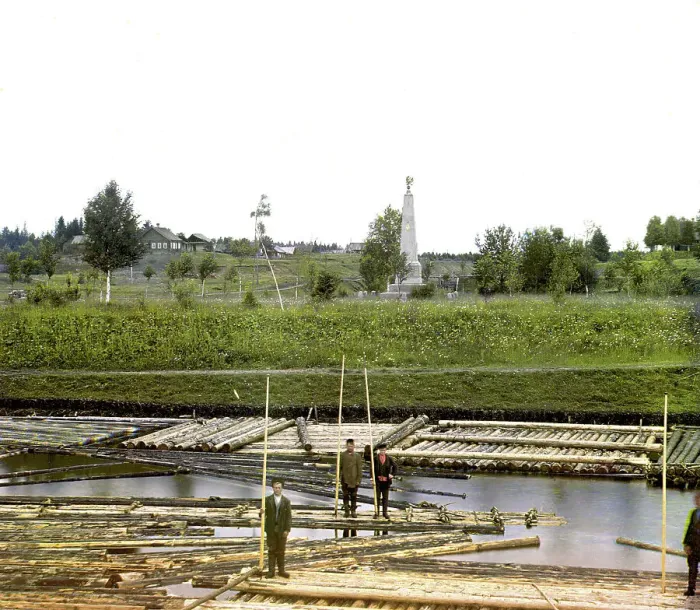 Framed Print : Men on rafts in foreground, 1909. Creator: Sergey Mikhaylovich Prokudin-Gorsky Framed Print : Men on rafts in foreground, 1909. Creator: Sergey Mikhaylovich Prokudin-Gorsky