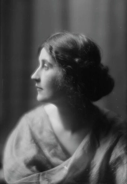 Meredith, Miss, portrait photograph, 1912 Nov. Creator: Arnold Genthe