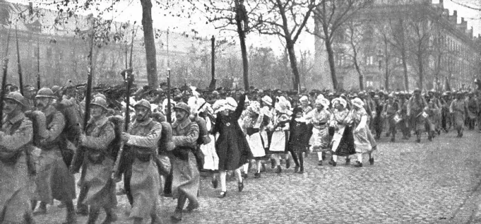 Framed Print : A Metz; L'entrée des Francais, le 19 novembre 1918: au defile des troupes se sont... 1918. Creator: Unknown Framed Print : A Metz; L'entrée des Francais, le 19 novembre 1918: au defile des troupes se sont... 1918. Creator: Unknown