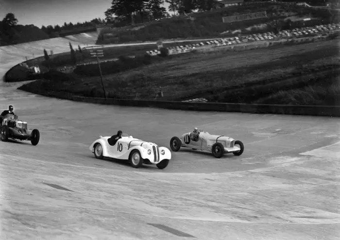 Framed Print : MG K3, Frazer-Nash BMW and Alvis cars racing at Brooklands. Artist: Bill Brunell Framed Print : MG K3, Frazer-Nash BMW and Alvis cars racing at Brooklands. Artist: Bill Brunell