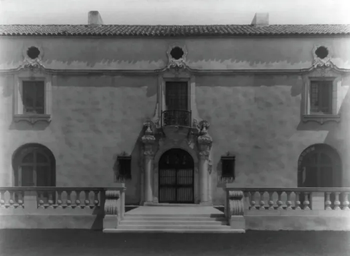 Framed Print : Mi Suen~o, Herbert Coppell house, 1245 South Grand Avenue, Pasadena, California, 1917. Creator: Frances Benjamin Johnston. Mi Suen~o, Herbert Coppell house, 1245 South Grand Avenue, Pasadena, California, 1917 Framed Print : Mi Suen~o, Herbert Coppell house, 1245 South Grand Avenue, Pasadena, California, 1917. Creator: Frances Benjamin Johnston. Mi Suen~o, Herbert Coppell house, 1245 South Grand Avenue, Pasadena, California, 1917
