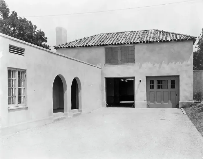 Framed Print : Mi Suen~o, Herbert Coppell house, 1245 South Grand Avenue, Pasadena, California, 1917. Creator: Frances Benjamin Johnston. Mi Suen~o, Herbert Coppell house, 1245 South Grand Avenue, Pasadena, California, 1917 Framed Print : Mi Suen~o, Herbert Coppell house, 1245 South Grand Avenue, Pasadena, California, 1917. Creator: Frances Benjamin Johnston. Mi Suen~o, Herbert Coppell house, 1245 South Grand Avenue, Pasadena, California, 1917