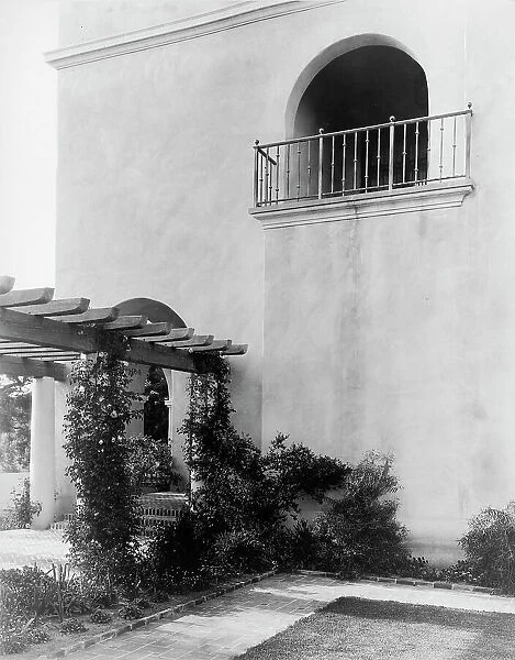 'Mi Suen~o, ' Herbert Coppell house, 1245 South Grand Avenue, Pasadena, California, 1917. Creator: Frances Benjamin Johnston. 'Mi Suen~o, ' Herbert Coppell house, 1245 South Grand Avenue, Pasadena, California, 1917