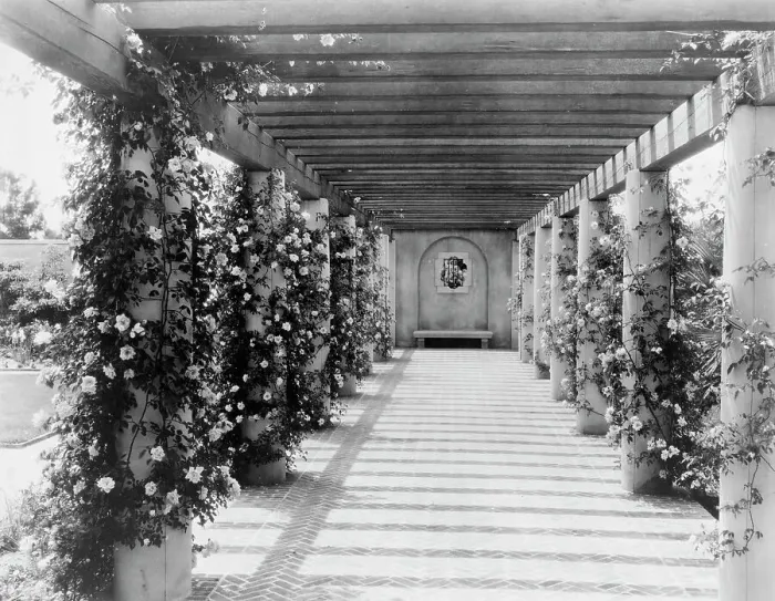 Framed Print : Mi Suen~o, Herbert Coppell house, 1245 South Grand Avenue, Pasadena, California, 1917. Creator: Frances Benjamin Johnston. Mi Suen~o, Herbert Coppell house, 1245 South Grand Avenue, Pasadena, California, 1917 Framed Print : Mi Suen~o, Herbert Coppell house, 1245 South Grand Avenue, Pasadena, California, 1917. Creator: Frances Benjamin Johnston. Mi Suen~o, Herbert Coppell house, 1245 South Grand Avenue, Pasadena, California, 1917