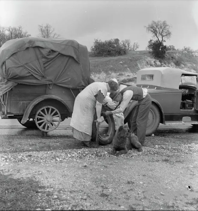 Framed Print : Migrant pea pickers on the road, California, 1936. Creator: Dorothea Lange Framed Print : Migrant pea pickers on the road, California, 1936. Creator: Dorothea Lange