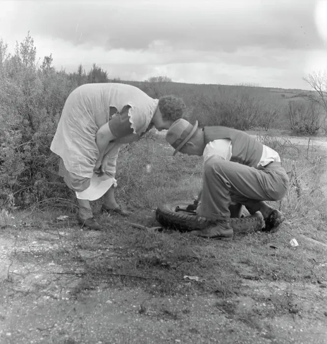 Framed Print : Migrant pea workers on the road with tire trouble, California, 1936. Creator: Dorothea Lange