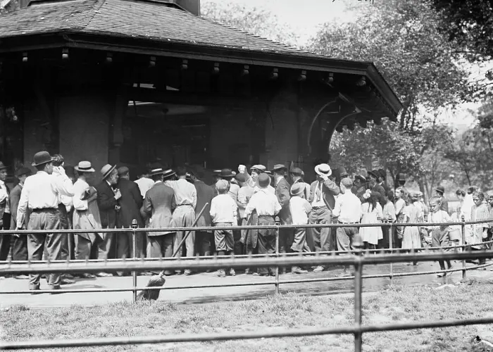 Framed Print : Milk House, Tompkins Sq.; hot day, between c1910 and c1915. Creator: Bain News Service Framed Print : Milk House, Tompkins Sq.; hot day, between c1910 and c1915. Creator: Bain News Service