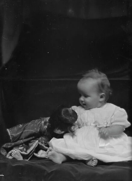Miller, Harry Irving, Mrs. baby of, portrait photograph, 1913 or 1914. Creator: Arnold Genthe